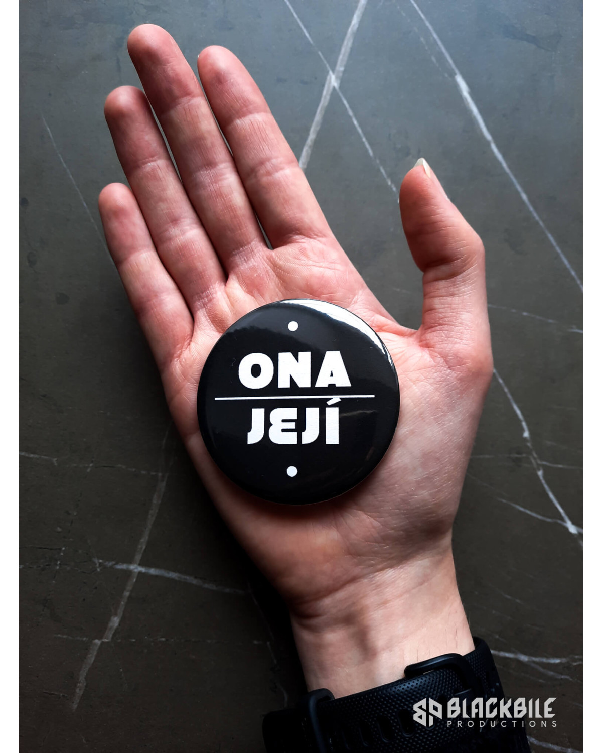 Big button badge Ona Její pronouns