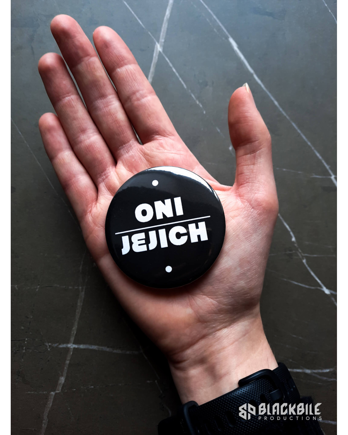 Big button badge Oni Jejich pronouns