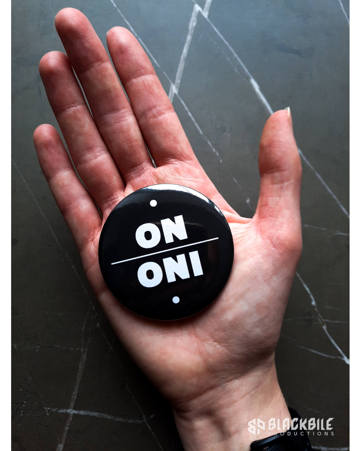 Big button badge On Oni pronouns