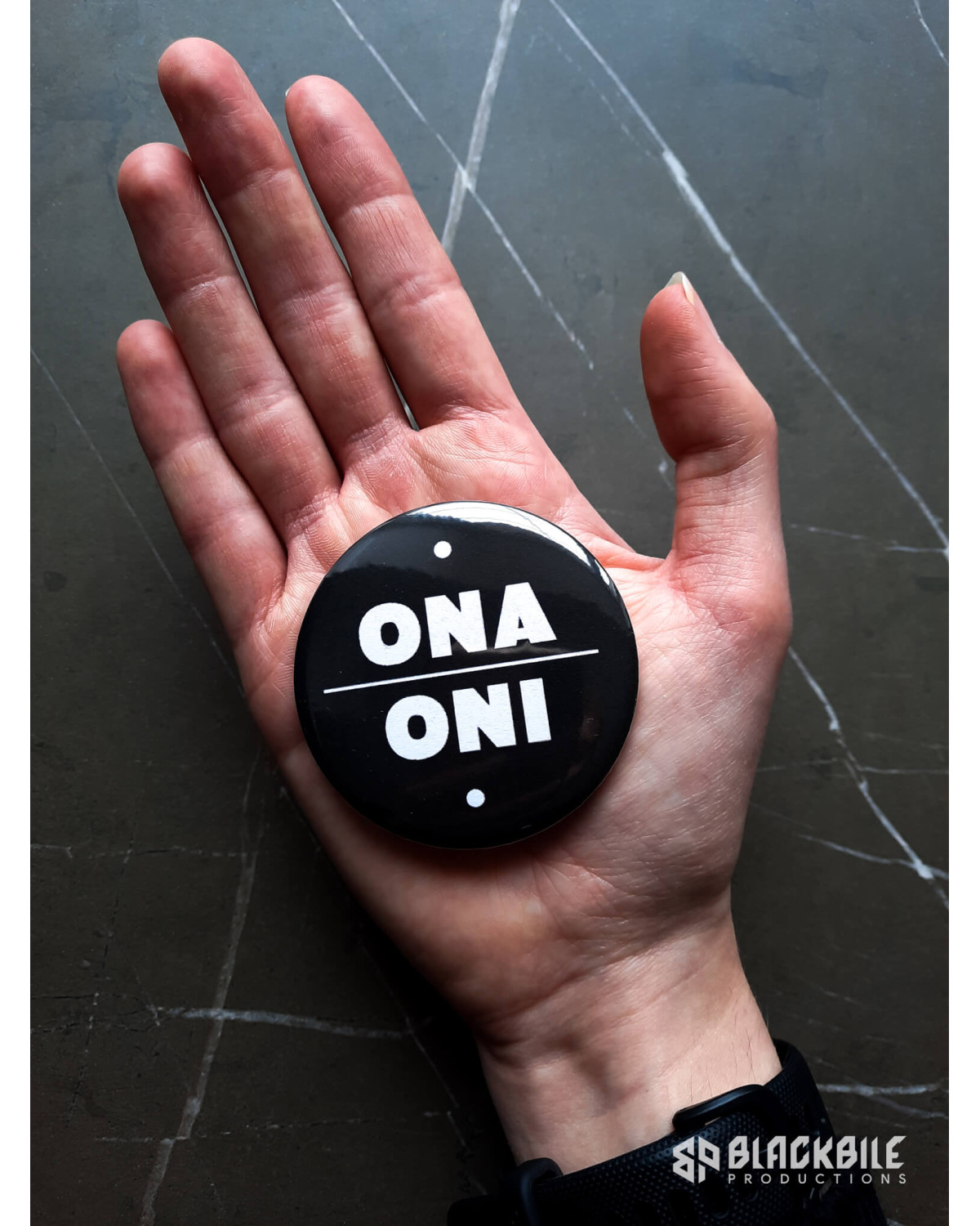 Big button badge Ona Oni pronouns